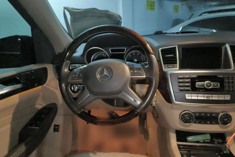 Used Mercedes-Benz M-Class 2015 ML 400 4MATIC Luxury Model Steering Wheel