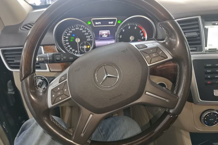 Used Mercedes-Benz M-Class 2015 ML 400 4MATIC Luxury Model Steering Wheel