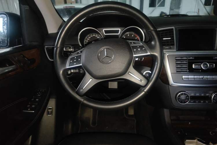 Used Mercedes-Benz M-Class 2015 ML 400 4MATIC Dynamic Model Steering Wheel