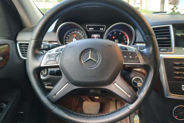 Used Mercedes-Benz M-Class 2015 ML 400 4MATIC Dynamic Model Steering Wheel