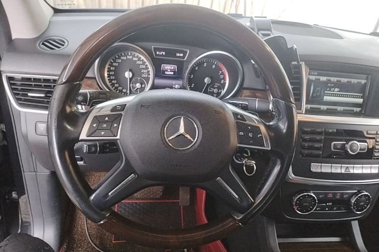 Used Mercedes-Benz M-Class 2015 ML 400 4MATIC Luxury Model Steering Wheel