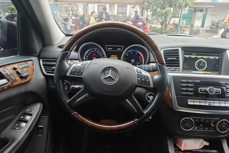 Used Mercedes-Benz M-Class 2015 ML 400 4MATIC Luxury Model Steering Wheel