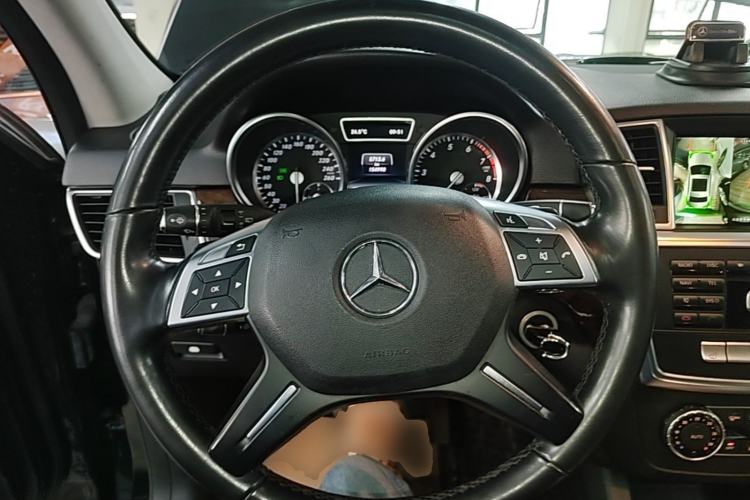 Used Mercedes-Benz M-Class 2015 ML 400 4MATIC Dynamic Model Steering Wheel