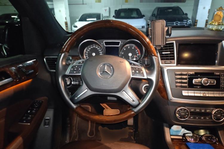 Used Mercedes-Benz M-Class 2015 ML 400 4MATIC Luxury Model Steering Wheel