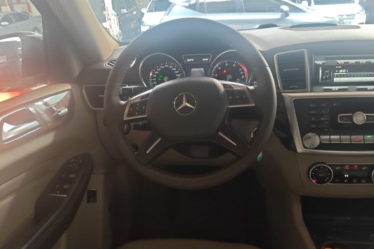 Used Mercedes-Benz M-Class 2015 ML 400 4MATIC Dynamic Model Steering Wheel