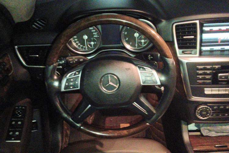 Used Mercedes-Benz M-Class 2015 ML 400 4MATIC Luxury Model Steering Wheel