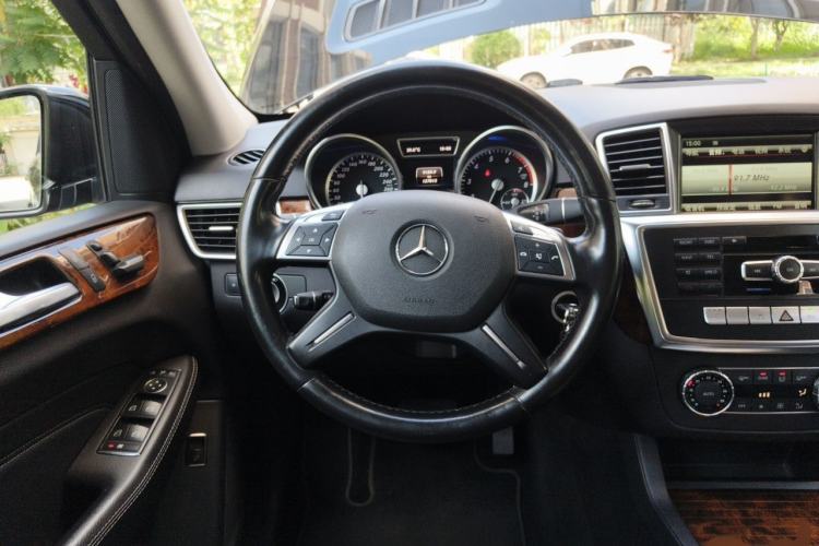 Used Mercedes-Benz M-Class 2015 ML 400 4MATIC Dynamic Model Steering Wheel