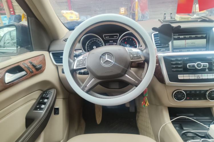 Used Mercedes-Benz M-Class 2015 ML 400 4MATIC Dynamic Model Steering Wheel
