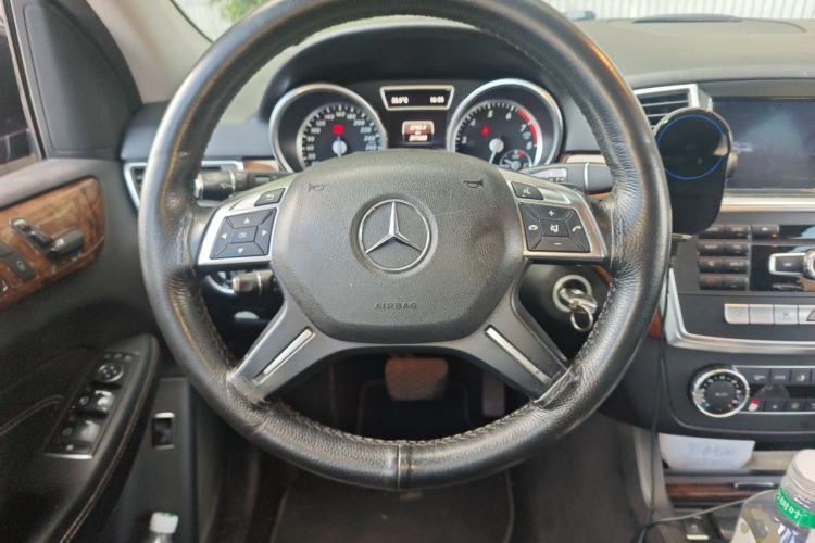 Used Mercedes-Benz M-Class 2015 ML 400 4MATIC Dynamic Model Steering Wheel