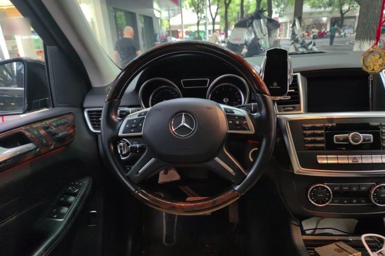 Used Mercedes-Benz M-Class 2015 ML 400 4MATIC Luxury Model Steering Wheel