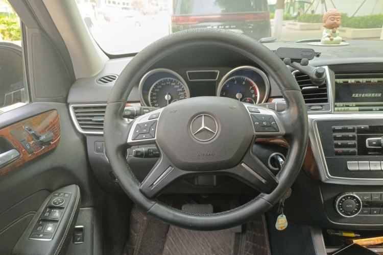 Used Mercedes-Benz M-Class 2015 ML 400 4MATIC Dynamic Model Steering Wheel