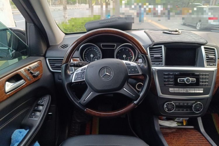 Used Mercedes-Benz M-Class 2015 ML 400 4MATIC Luxury Model Steering Wheel