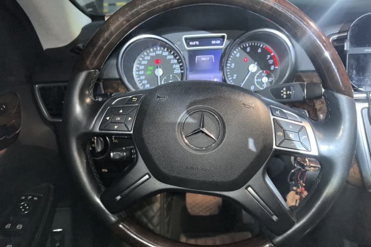 Used Mercedes-Benz M-Class 2015 ML 400 4MATIC Luxury Model Steering Wheel