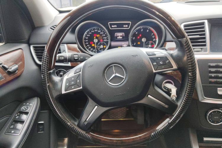 Used Mercedes-Benz M-Class 2015 ML 400 4MATIC Dynamic Model Steering Wheel