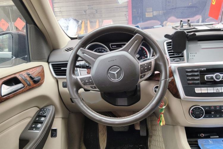 Used Mercedes-Benz M-Class 2015 ML 400 4MATIC Dynamic Model Steering Wheel