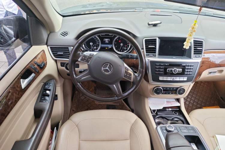 Used Mercedes-Benz M-Class 2015 ML 400 4MATIC Dynamic Model Steering Wheel