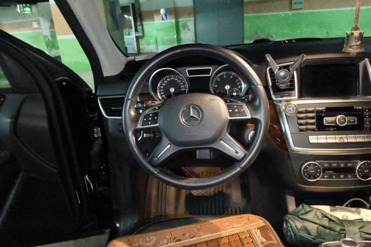 Used Mercedes-Benz M-Class 2015 ML 400 4MATIC Dynamic Model Steering Wheel