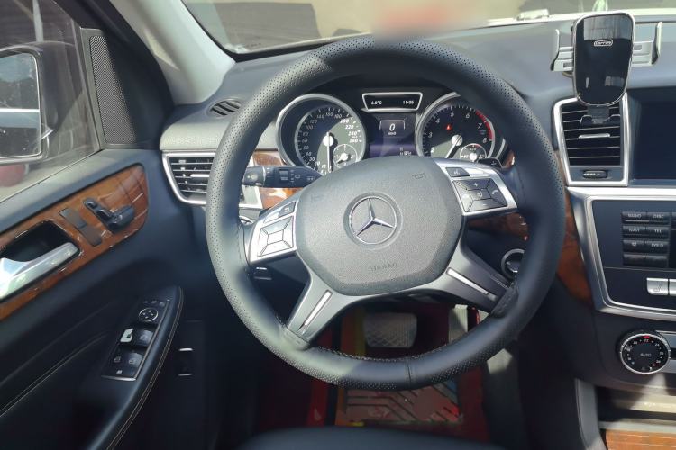 Used Mercedes-Benz M-Class 2015 ML 400 4MATIC Dynamic Model Steering Wheel