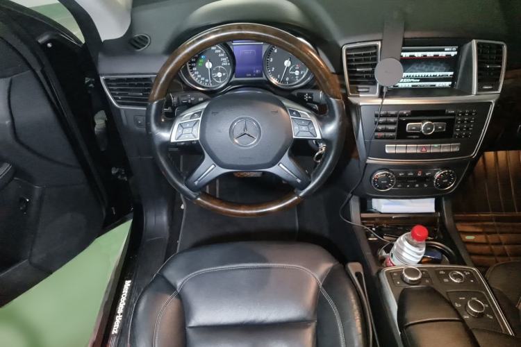 Used Mercedes-Benz M-Class 2015 ML 400 4MATIC Luxury Model Steering Wheel