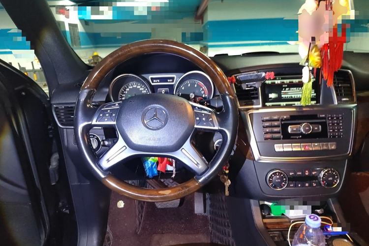 Used Mercedes-Benz M-Class 2015 ML 400 4MATIC Luxury Model Steering Wheel