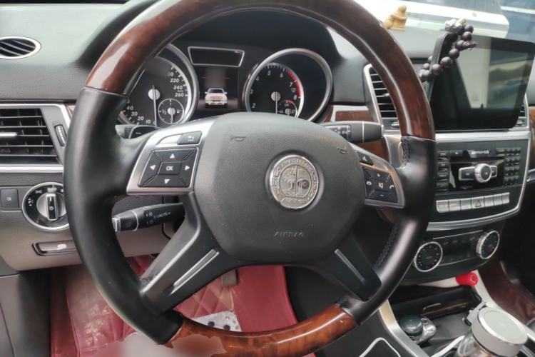 Used Mercedes-Benz M-Class 2015 ML 400 4MATIC Dynamic Model Steering Wheel