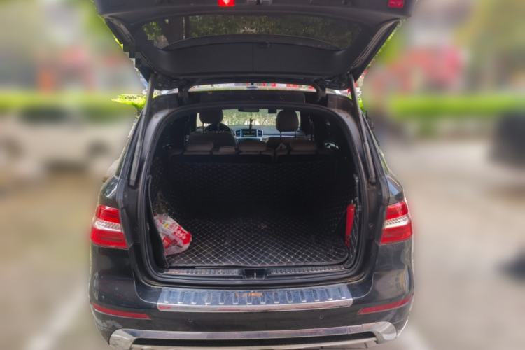 Used Mercedes-Benz M-Class 2015 ML 400 4MATIC Luxury Model Trunk