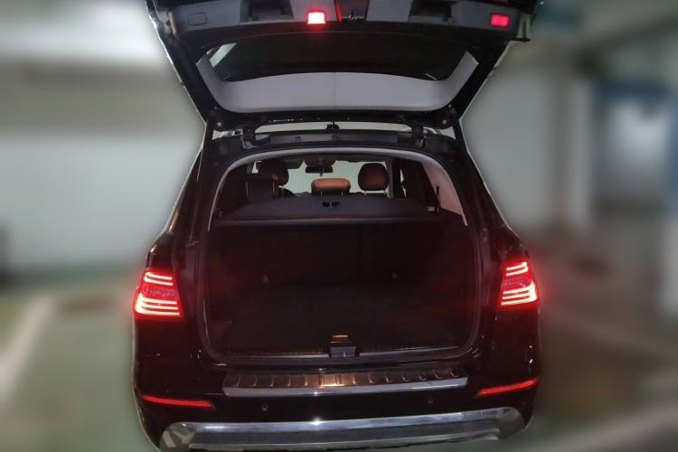 Used Mercedes-Benz M-Class 2015 ML 400 4MATIC Luxury Model Trunk