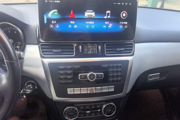 Used Mercedes-Benz M-Class 2015 ML 320 4MATIC Audio And AC Panel