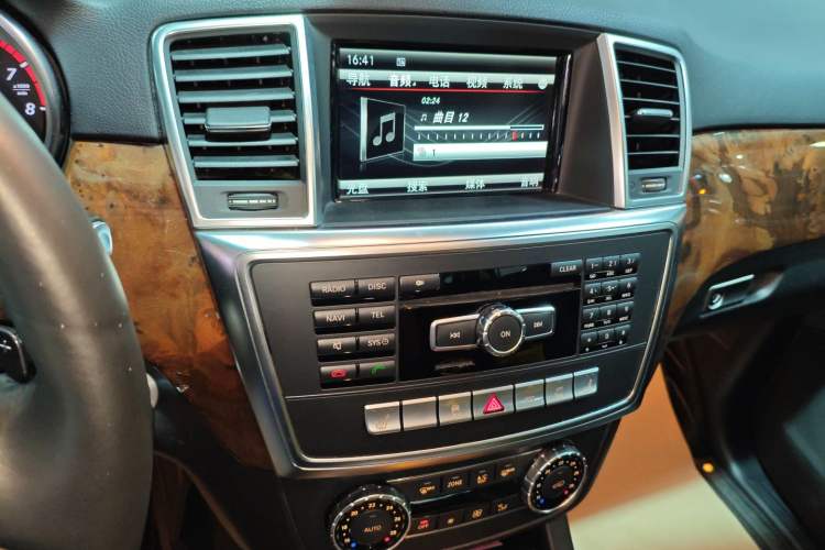 Used Mercedes-Benz M-Class 2015 ML 400 4MATIC Dynamic Model Audio And AC Panel