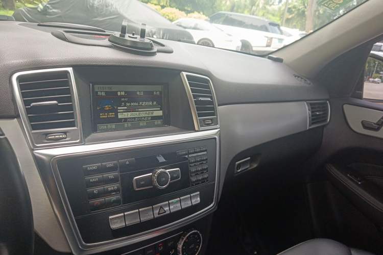Used Mercedes-Benz M-Class 2015 ML 320 4MATIC Audio And AC Panel