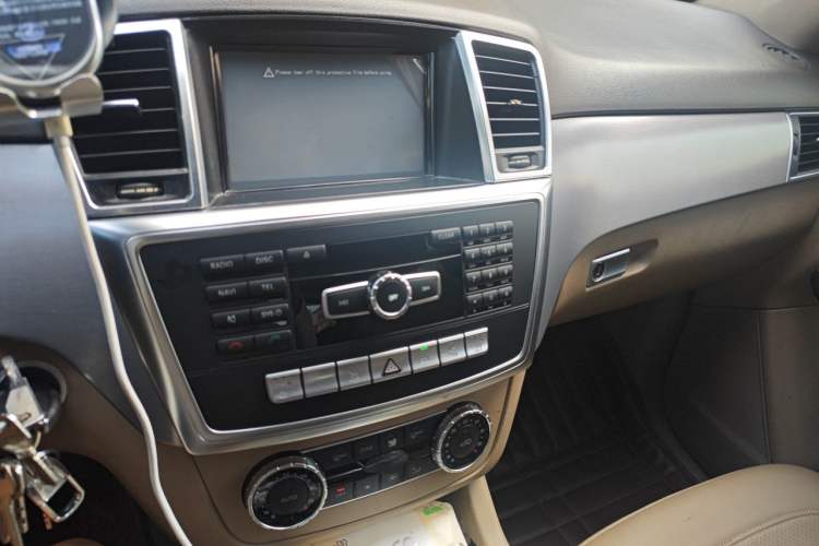 Used Mercedes-Benz M-Class 2015 ML 320 4MATIC Audio And AC Panel