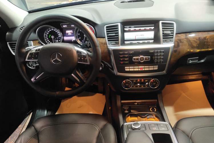 Used Mercedes-Benz M-Class 2015 ML 400 4MATIC Dynamic Model Audio And AC Panel