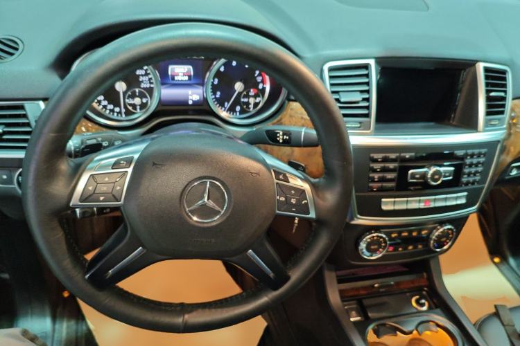 Used Mercedes-Benz M-Class 2015 ML 400 4MATIC Dynamic Model Center Console