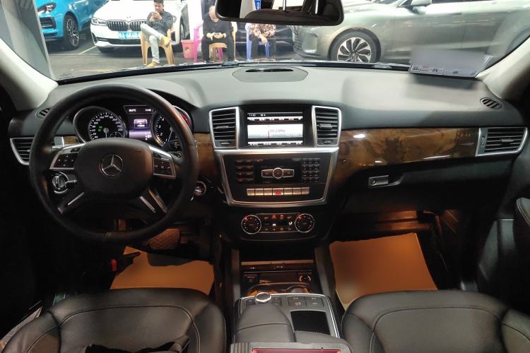 Used Mercedes-Benz M-Class 2015 ML 400 4MATIC Dynamic Model Center Console