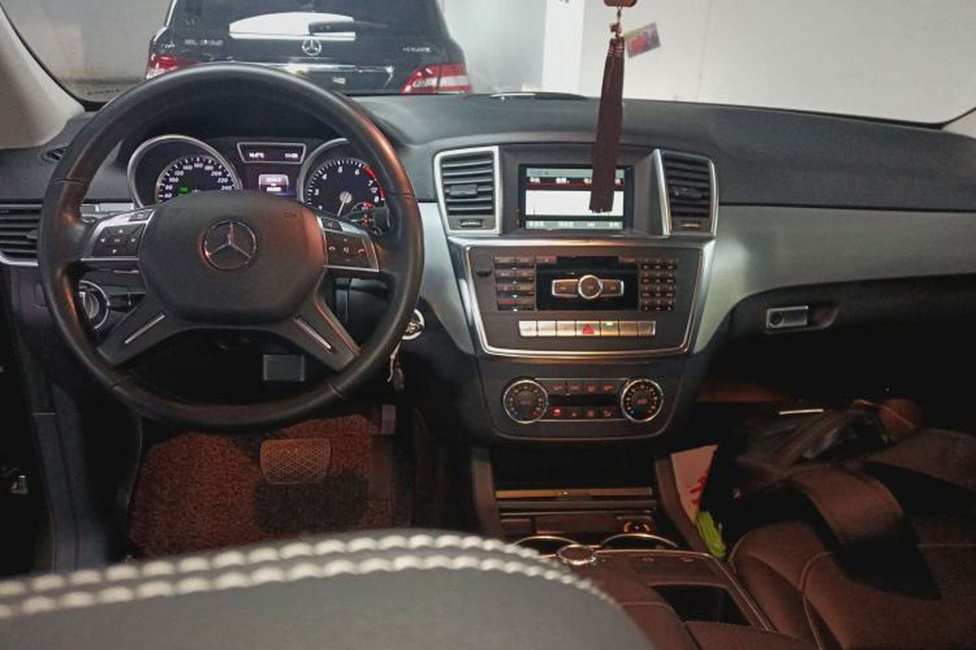 Used Mercedes-Benz M-Class 2015 ML 320 4MATIC Center Console