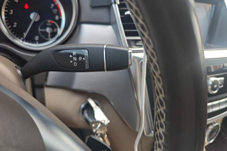 Used Mercedes-Benz M-Class 2015 ML 320 4MATIC Gear Lever