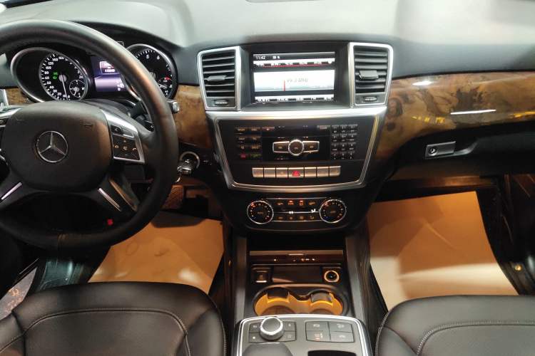 Used Mercedes-Benz M-Class 2015 ML 400 4MATIC Dynamic Model Gear Lever