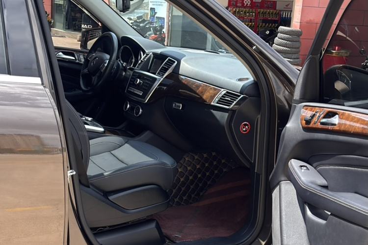 Used Mercedes-Benz M-Class 2015 ML 400 4MATIC Dynamic Model Interior 3