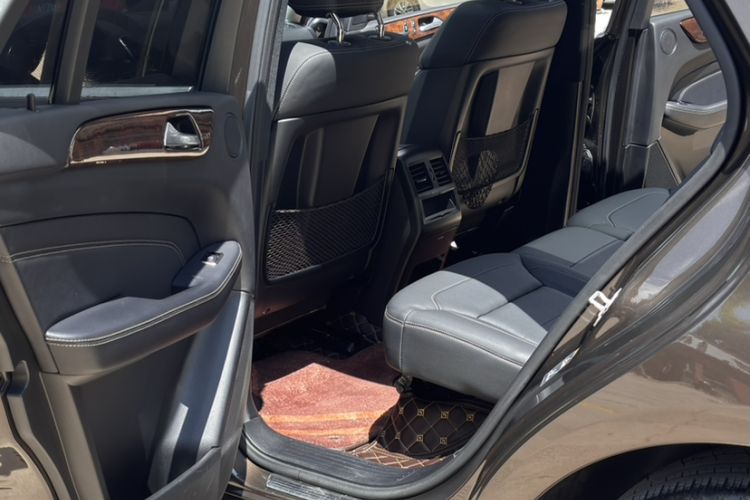 Used Mercedes-Benz M-Class 2015 ML 400 4MATIC Dynamic Model Interior 4