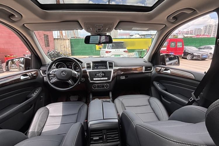 Used Mercedes-Benz M-Class 2015 ML 400 4MATIC Dynamic Model Interior 8