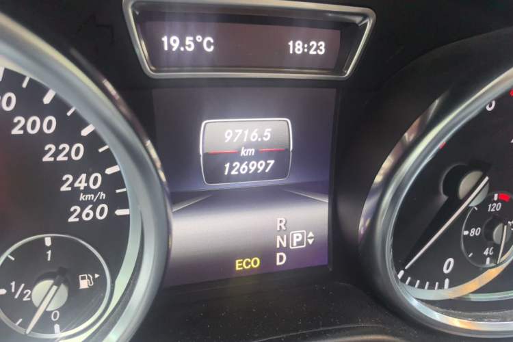 Used Mercedes-Benz M-Class 2015 ML 320 4MATIC Odometer Close Up