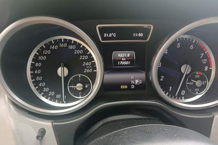 Used Mercedes-Benz M-Class 2015 ML 320 4MATIC Odometer Close Up