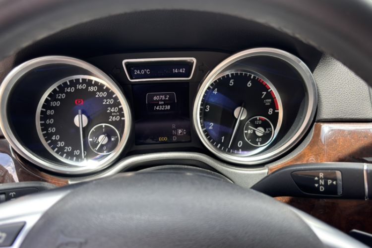 Used Mercedes-Benz M-Class 2015 ML 400 4MATIC Dynamic Model Odometer Close Up