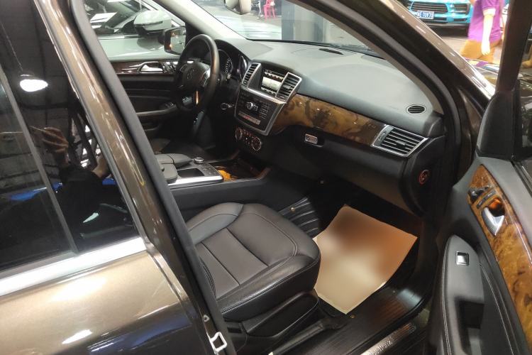 Used Mercedes-Benz M-Class 2015 ML 400 4MATIC Dynamic Model Right Front Seat
