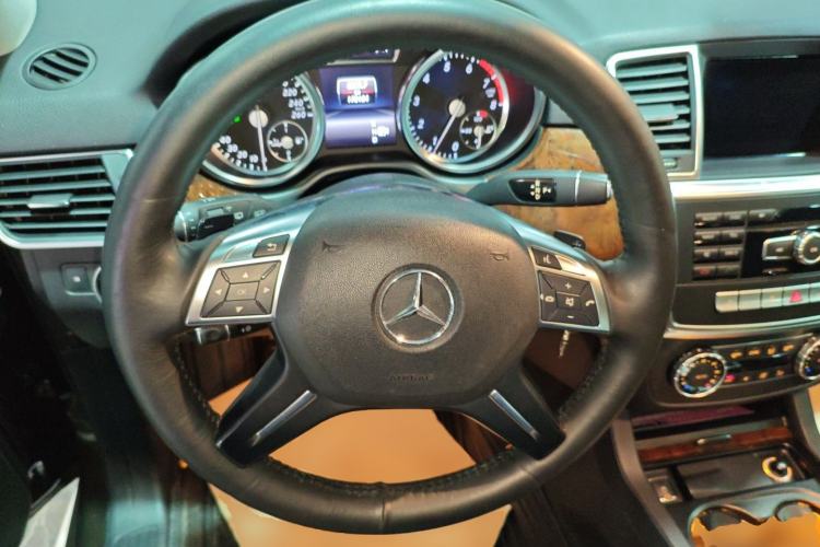 Used Mercedes-Benz M-Class 2015 ML 400 4MATIC Dynamic Model Steering Wheel
