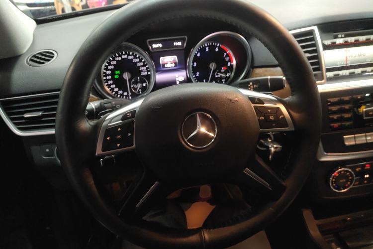 Used Mercedes-Benz M-Class 2015 ML 400 4MATIC Dynamic Model Steering Wheel