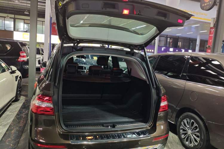Used Mercedes-Benz M-Class 2015 ML 400 4MATIC Dynamic Model Trunk