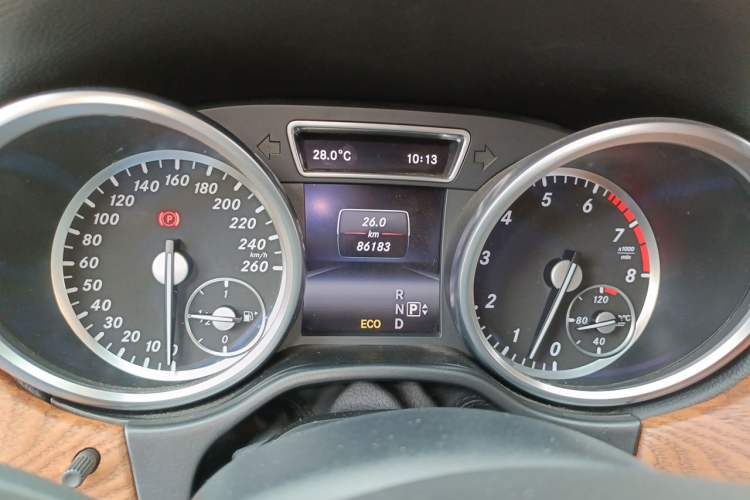 Used Mercedes-Benz M-Class 2015 ML 400 4MATIC Luxury Model Odometer Close Up