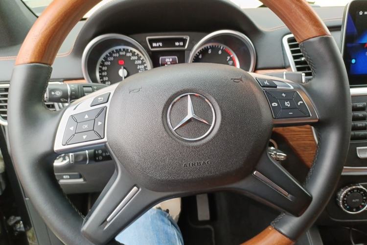 Used Mercedes-Benz M-Class 2015 ML 400 4MATIC Luxury Model Steering Wheel