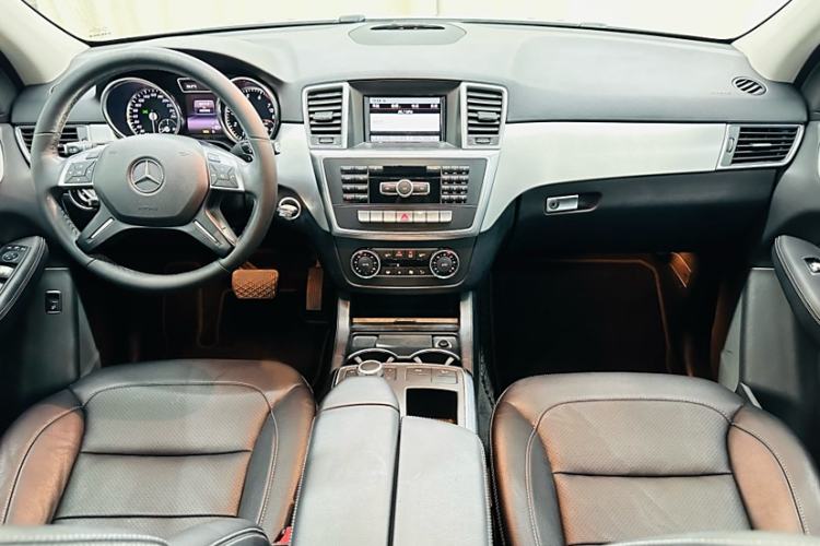 Used Mercedes-Benz M-Class 2015 ML 320 4MATIC Interior 2